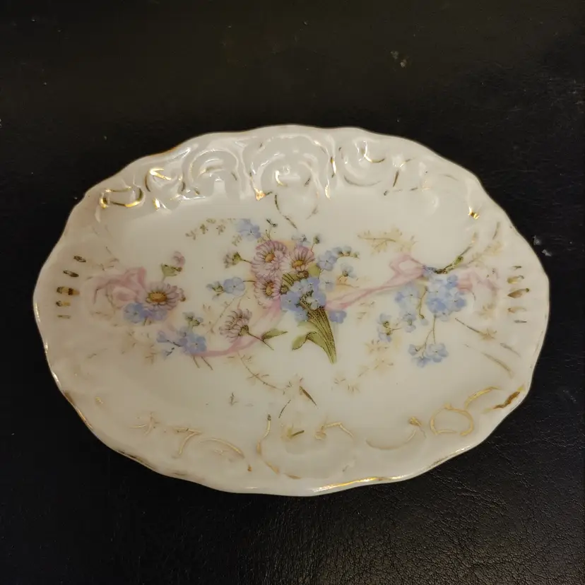 Porcelain floral trinket or soap dish. Possibly Haviland & Co. No chips or cracks. Dimension 4.5 x 3.5.