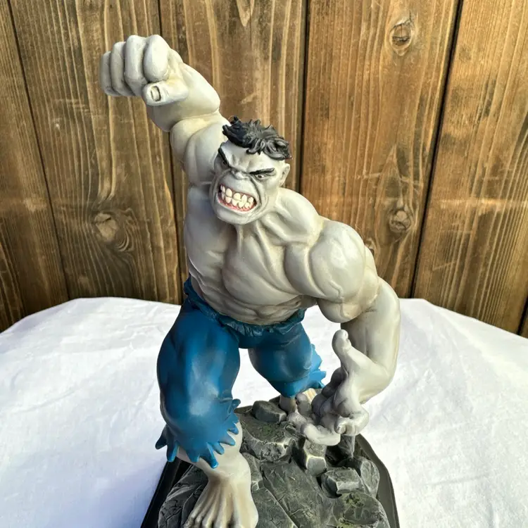 Bowen Marvel Incredible Hulk Gray Version Mini-Statue #2730/4000 AVENGERS