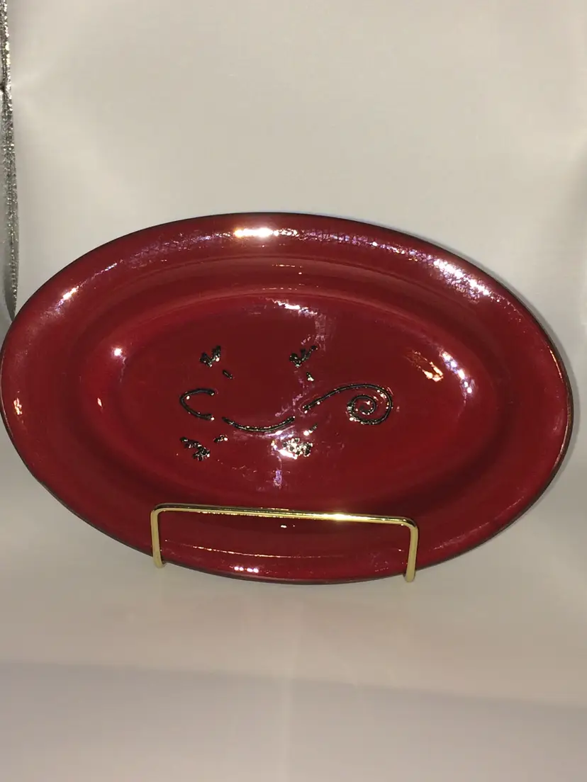 Signed Artesania Rinconada Canaria Red Plate with Black Lizard 8 1/4" long x 5 1/2" tall.