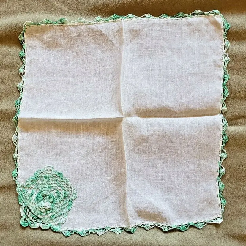 HANDKERCHIEF Green Crochet Trim Floral Design Corner with folds Vintage