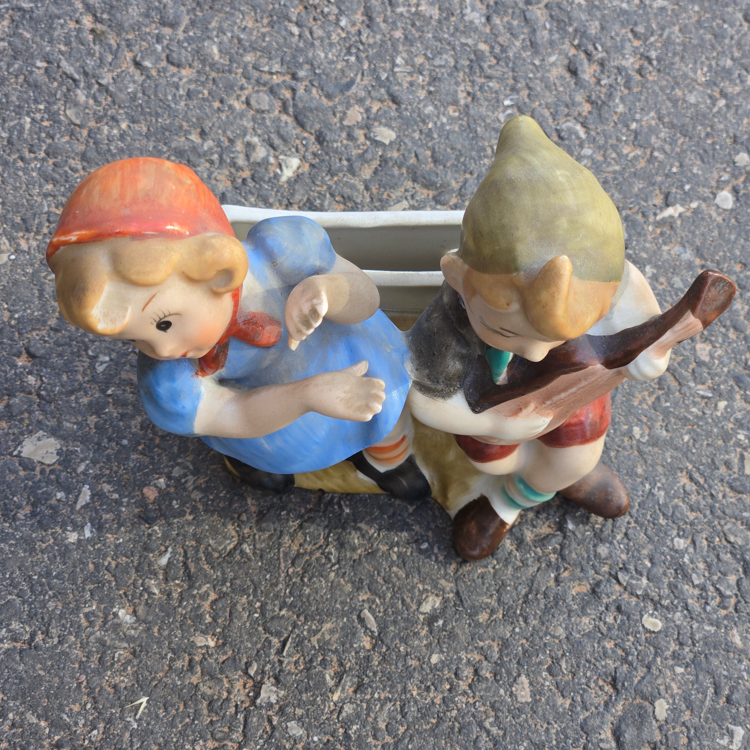 Niknax · Wall Pocket Ceramic Figurine Serenade and Dancer Lipper