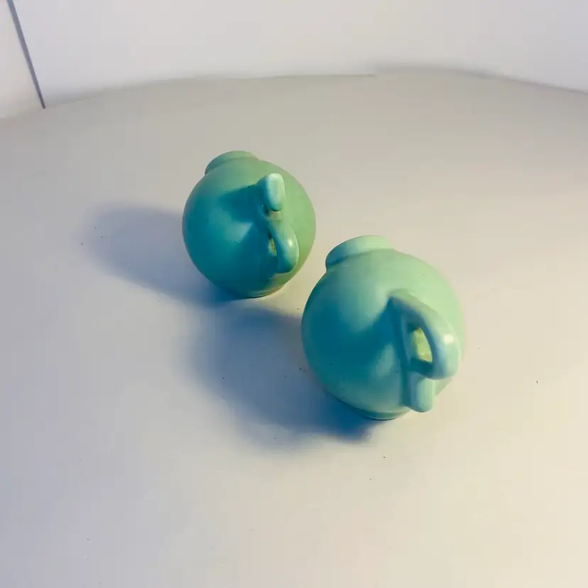 #2009 Vintage Green Pottery S P Handle Salt and Pepper Round Globe Cork Stopper