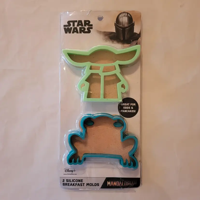 Disney Mandalorian Silicone Breakfast Molds 2-pc set Make fun Eggs and Pancakes New (Package damage)