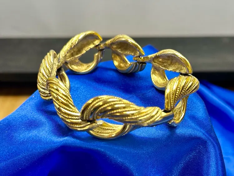 Vintage Trifari Gold Tone Chunky Ribbon Bow Curl Link Bracelet