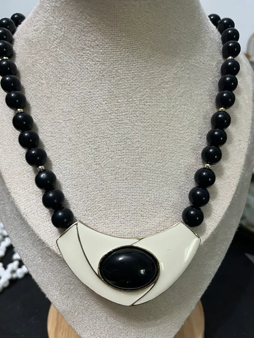 Vintage White Black Beaded Necklace 18”