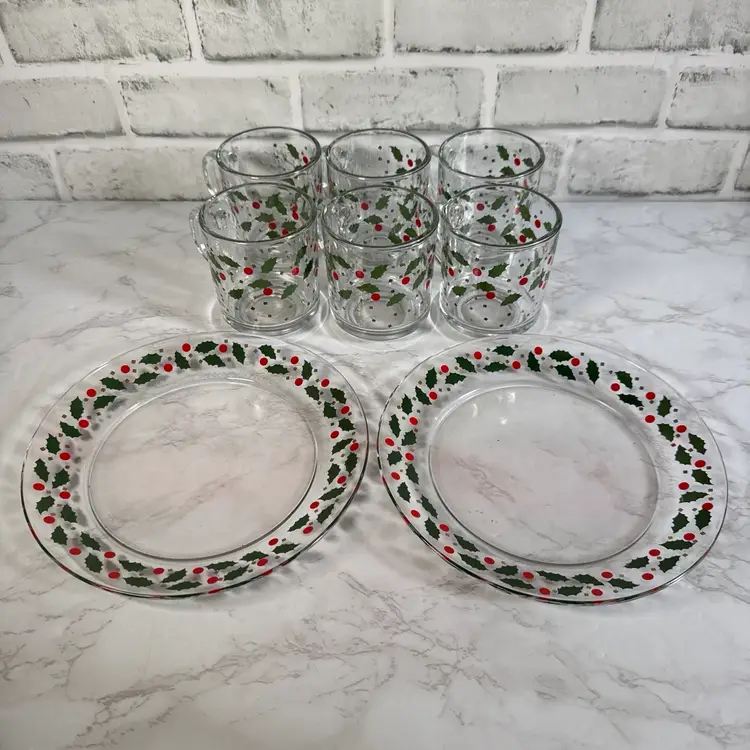 Set of Arcoroc France Christmas Holly 6 Mugs & 2 Dessert Plates