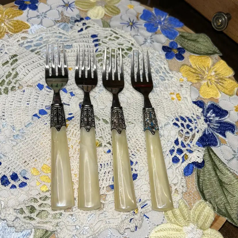 Vintage Gibson “ Roseland” Faux Mother Of Pearl Handled Salad Forks -4