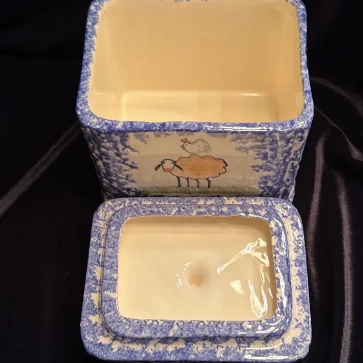 Molly Dallas Pottery Farmhouse / Country Cottage Cookie Jar / Canister Blue Sponge Spatter Glaze with a Chicken on a Sheep! Perfect Condition