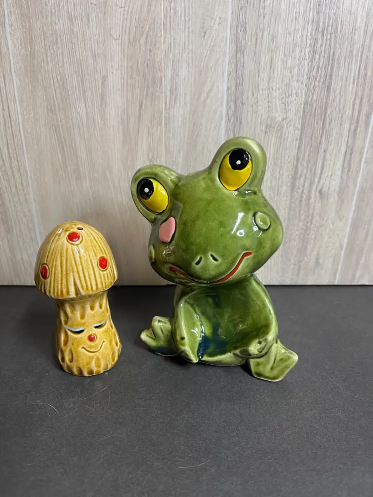 Inv. 6022 Frog Holding Mushroom Shakers