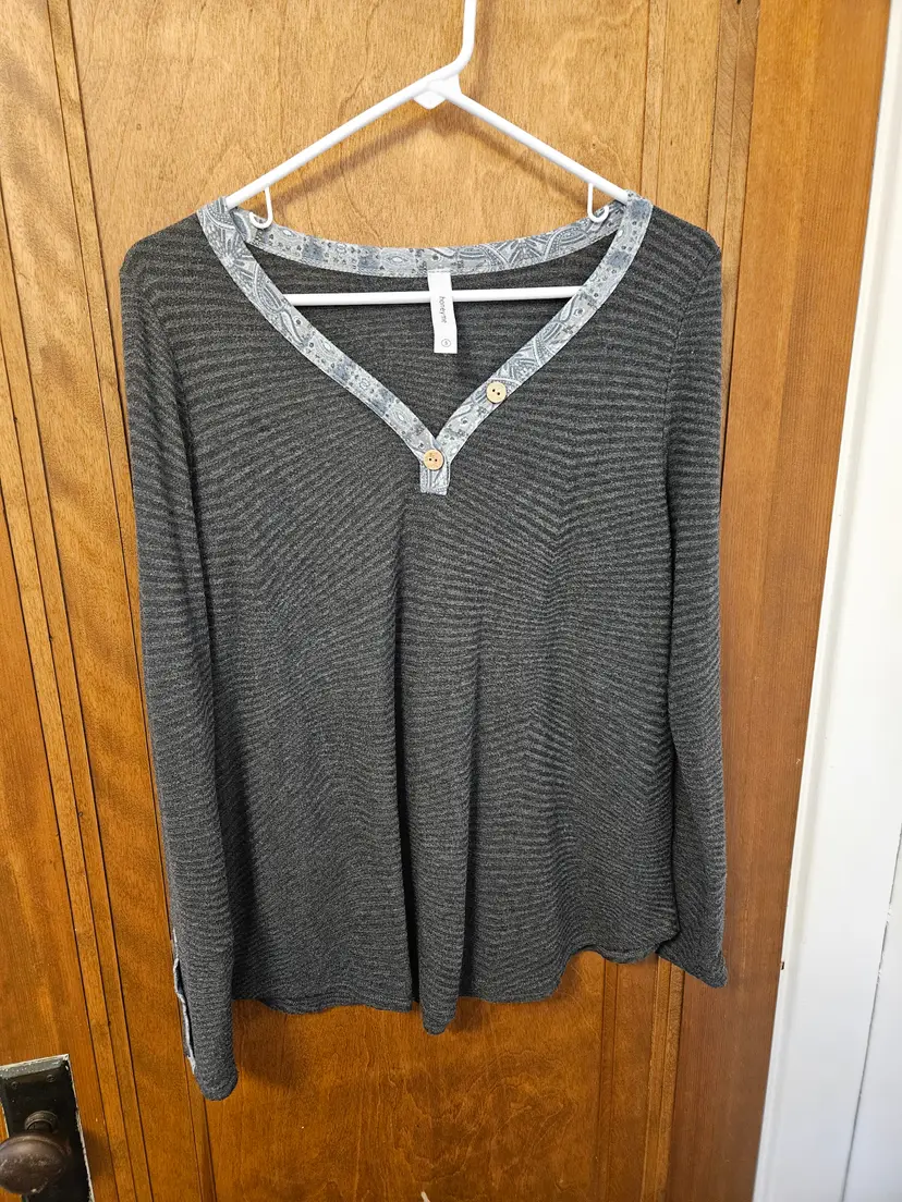 Honeyme Dark Gray Paisley Trim Top, S