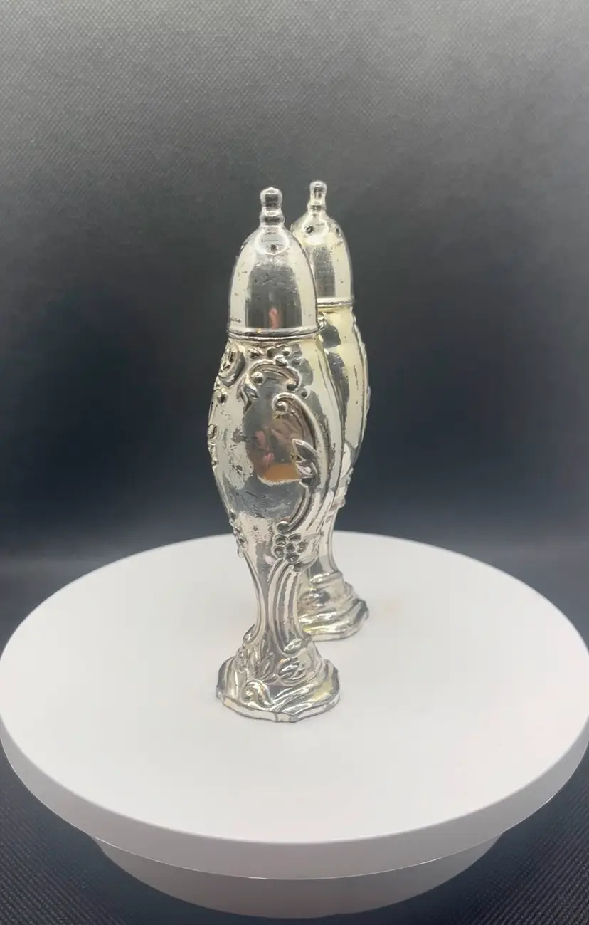 Vintage silver plated salt and pepper shakers baroque pattern 1881 Rogers