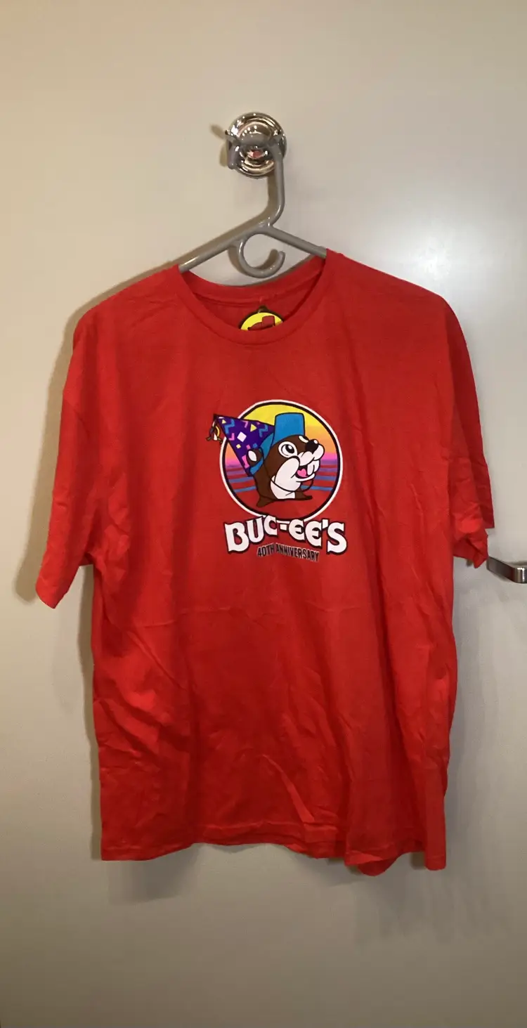 Buc-ees Red XL 40th Anniversary Party Like Its 1982 Beaver Peace Love Shirt