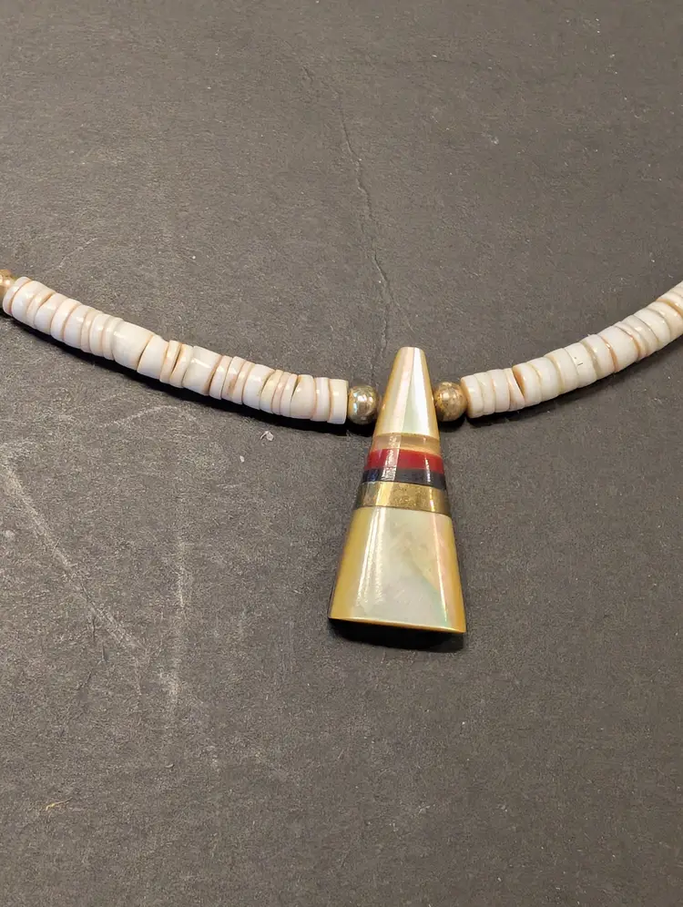 Vtg Heishi Shell Necklace Triangle Mother of Pearl Inlaid pendant 15" barrel clasp