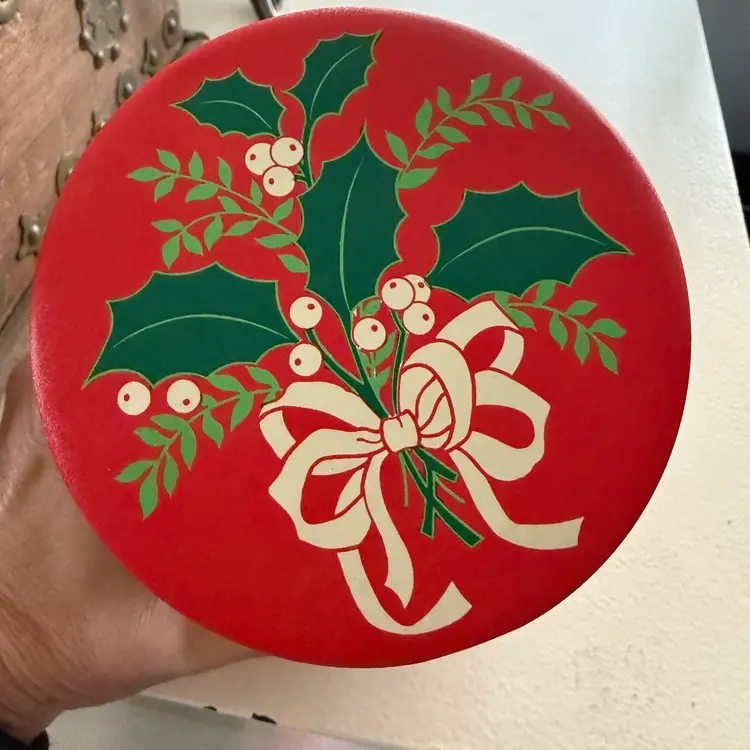 1980s Vintage Christmas Tin Stuffed With Vintage Thread/Yarn & a Faux Fur Collar