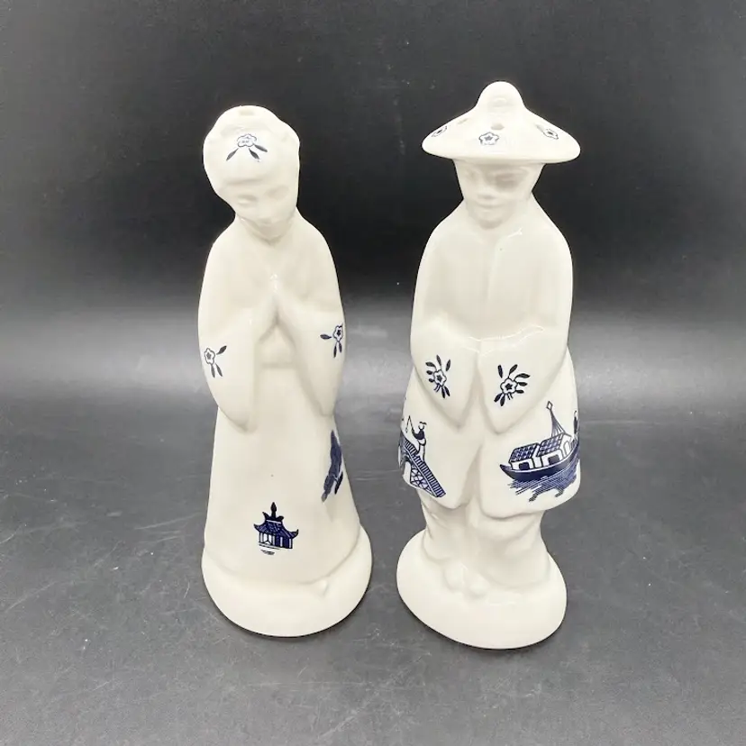Vintage Blue Willow Oriental Man Woman Emperor Empress Salt Pepper Shakers