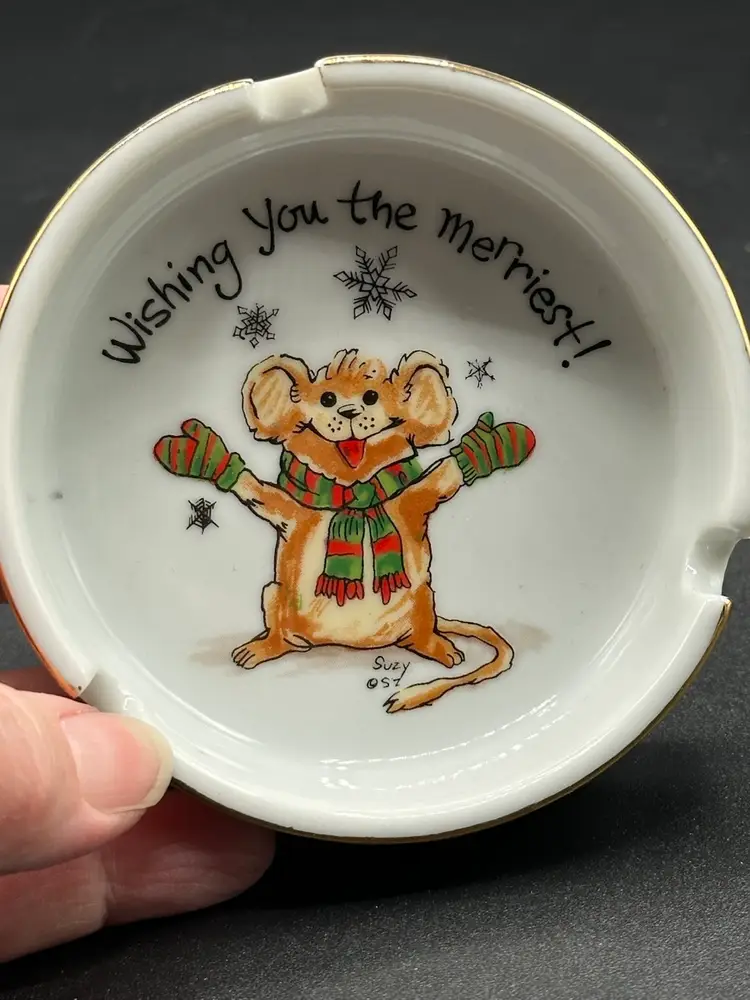 VTG CHRISTMAS ASHTRAY 1976 SUZY'S ZOO MOUSE WISHING YOU THE MERRIEST! 3 1/2" D