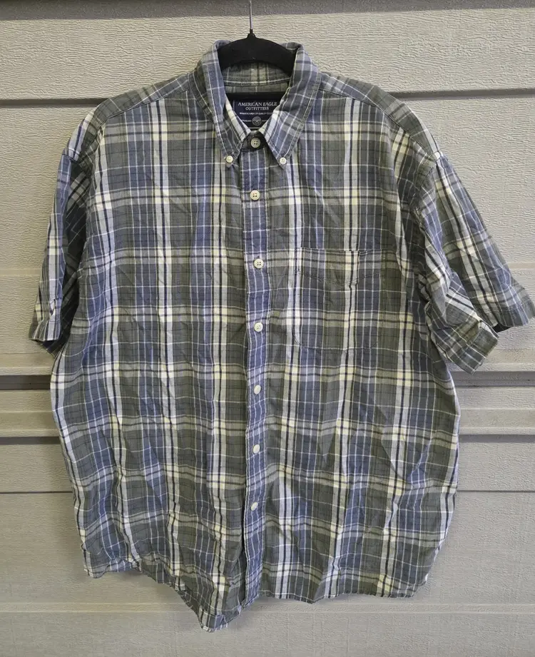 American Eagle Outfitters Men's Button Down Collared Shirt Size Medium