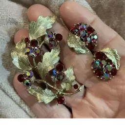 Gorgeous Vintage Goldtone Lisner Leaf & Berries Brooch And Matching Screw Back Earrings ~ Aurora Borealis Glass Rhinestones.