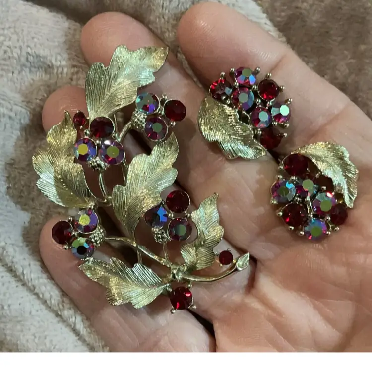 Gorgeous Vintage Goldtone Lisner Leaf & Berries Brooch And Matching Screw Back Earrings ~ Aurora Borealis Glass Rhinestones.