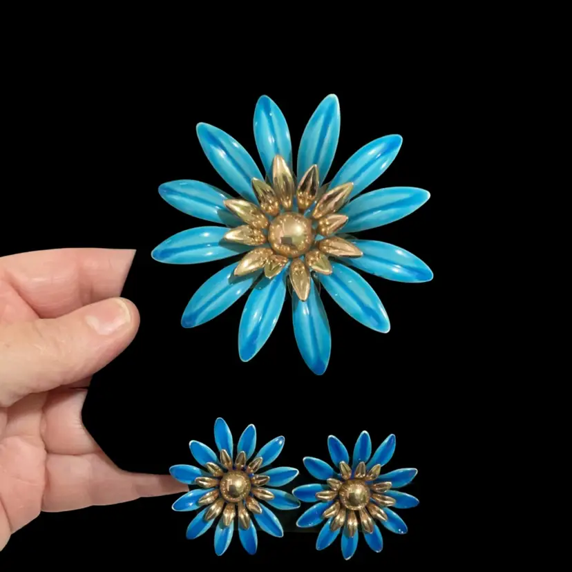 Beautiful Vintage  Goldtone Sarah Coventry Vibrant Blue Enamel Large Flower “ Fashion Petals” Brooch And Matching Clip On Earrings Set. ( 1968)