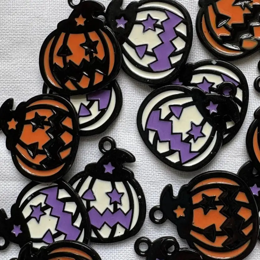 10 Halloween Pumpkin Charms - Enamel and Metal 23mm