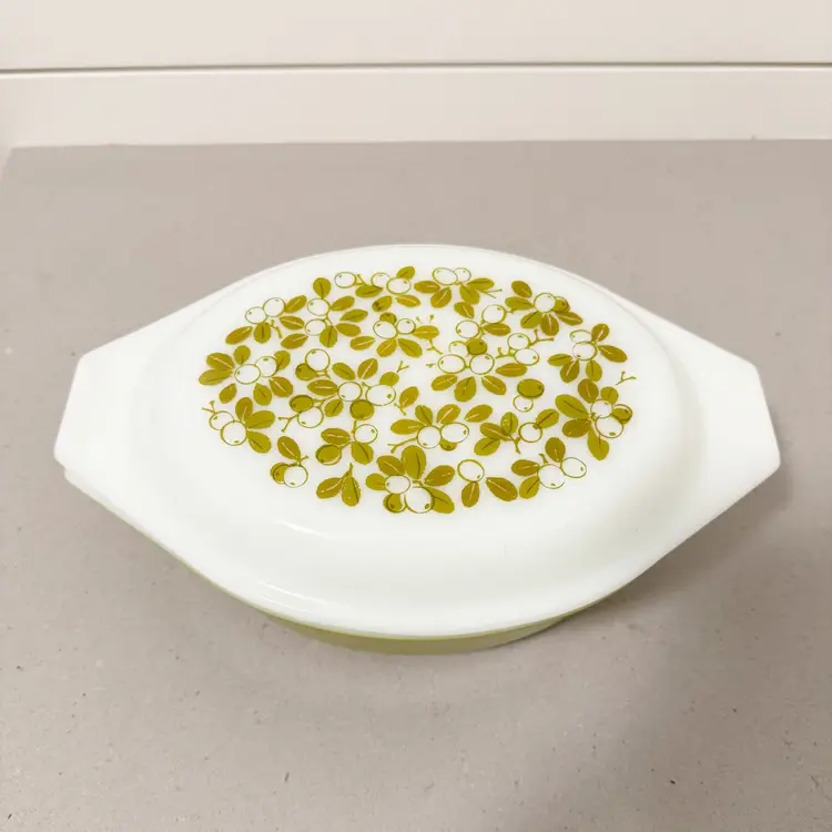 PYREX 043 VERDE/OLIVES & BERRIES CASSEROLE DISH WITH LID