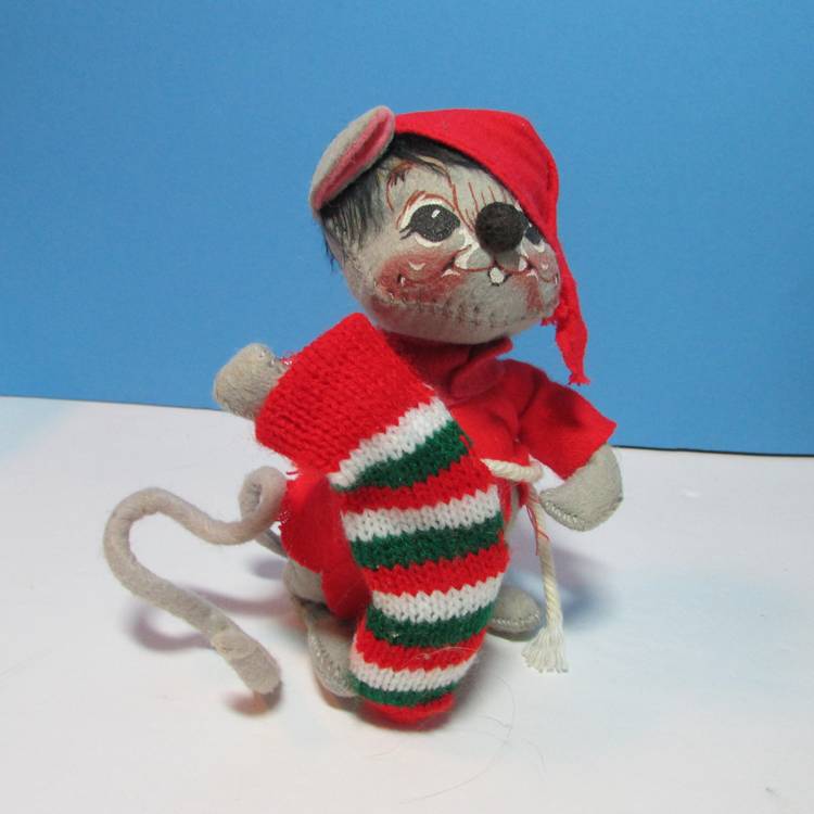 vintage Annalee Christmas mouse holding a stocking figure