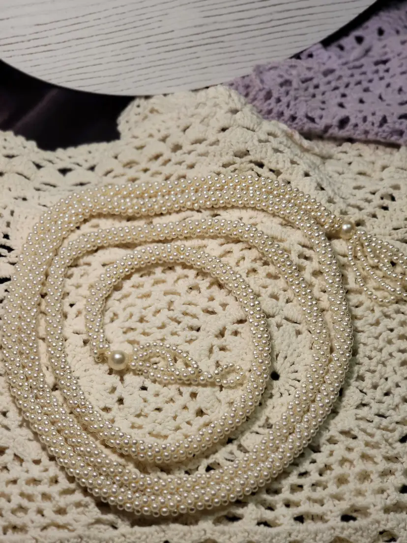 Vintage faux pearl lariat. See it glow!