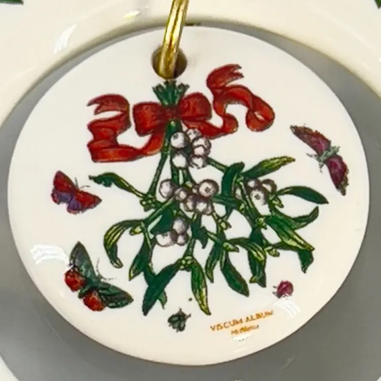 Mistletoe & Butterflies Wreath
Botanic Garden Ornament
By Port Meirion
2002-2010
Porcelain Flower 




Christmas Holiday Hosting 
Party Celebration Winter Gift
Thanksgiving Harvest Autumn Halloween Party Celebration Gift 
Mothers Day Anniversary Birthday