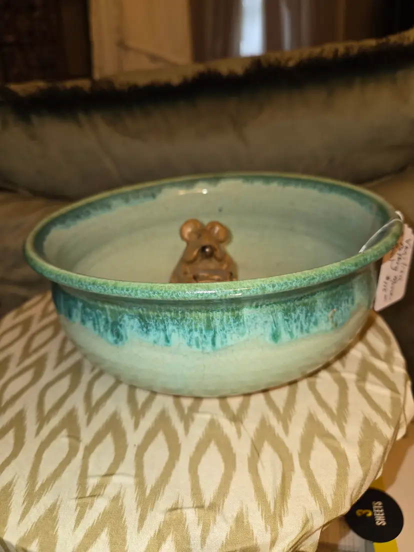 #01 Vasiliou Pottery Dish with Mouse