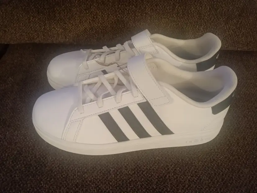 Adidas Advantage Sneakers White Black Men’s 7 / Women’s 8 NWT