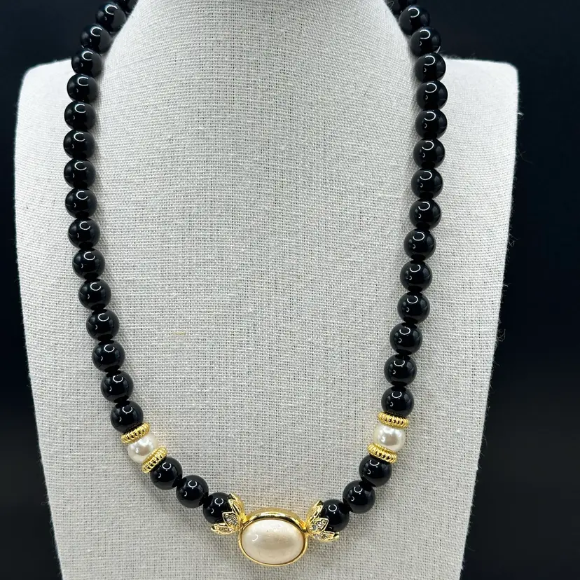 A090 - Avon Faux Pearl Cabochon & Rhinestone Necklace Black Bead
