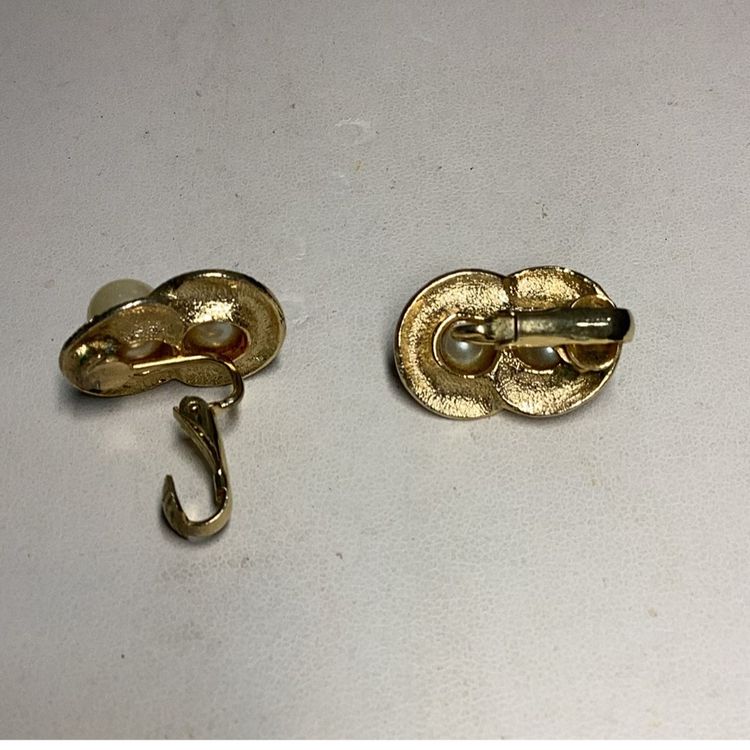 Faux Pearl & Goldtone Clipon Earrings 3/4”