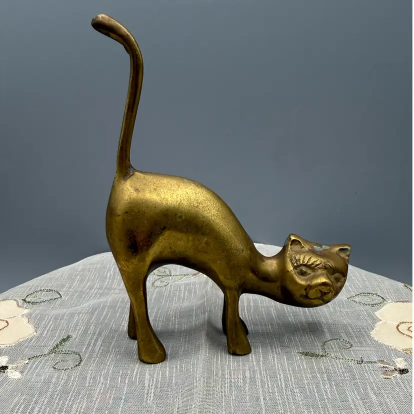 🐞Vtg Brass Cat Ring Holder Elongated Tail Paperweight 5.5x4”