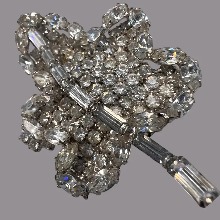 Vintage Kramer Of New York Rhinestone Leaf Brooch Pin So Pretty! 2”x 1.75”