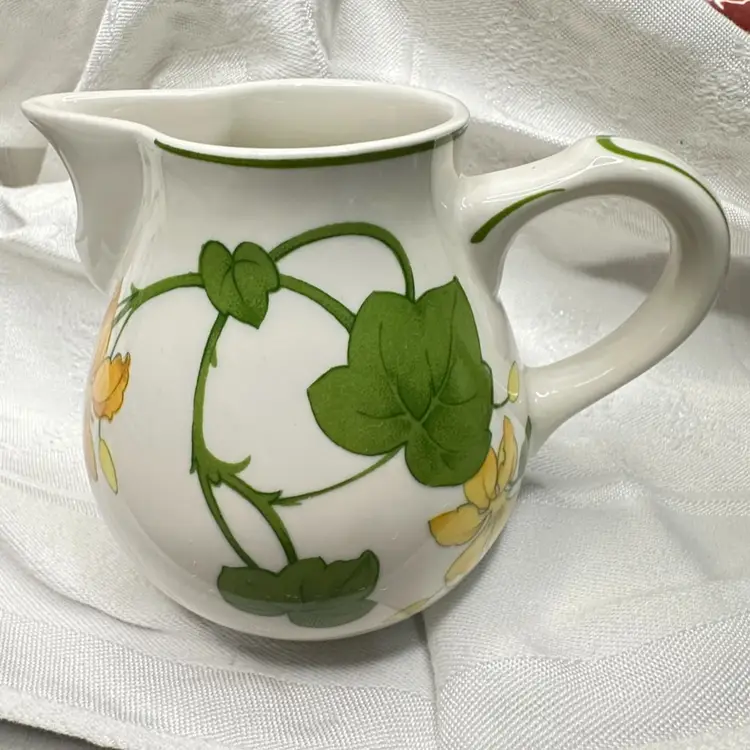 140. Villeroy and Boch creamer Geranium pattern