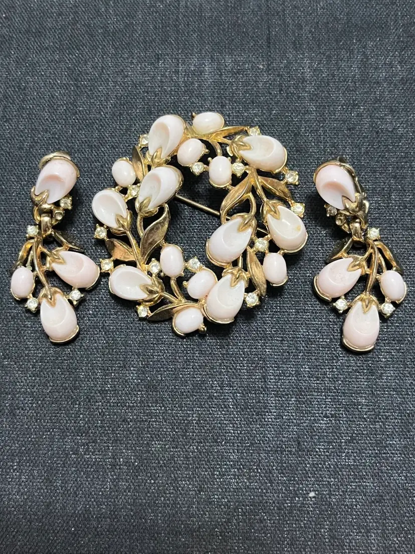 Crown Trifari “Pebble Beach” Pink Thermoset Rhinestone Floral Goldtone Design Brooch & Earrings