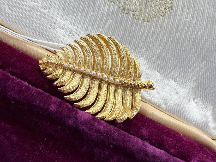 Vintage gold tone brooch over 2 inches