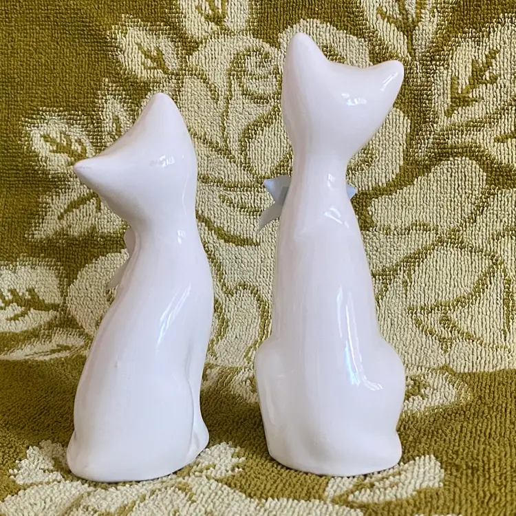Vintage MCM Porcelain Cat Figurines White with Neck Ribbons MIC Taiwan