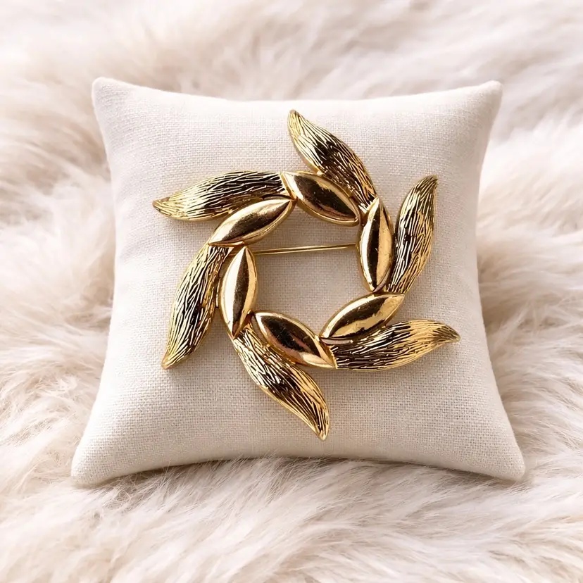 Monet Gold Tone Brooch Vintage Leaf Circle Pin Signed Monet