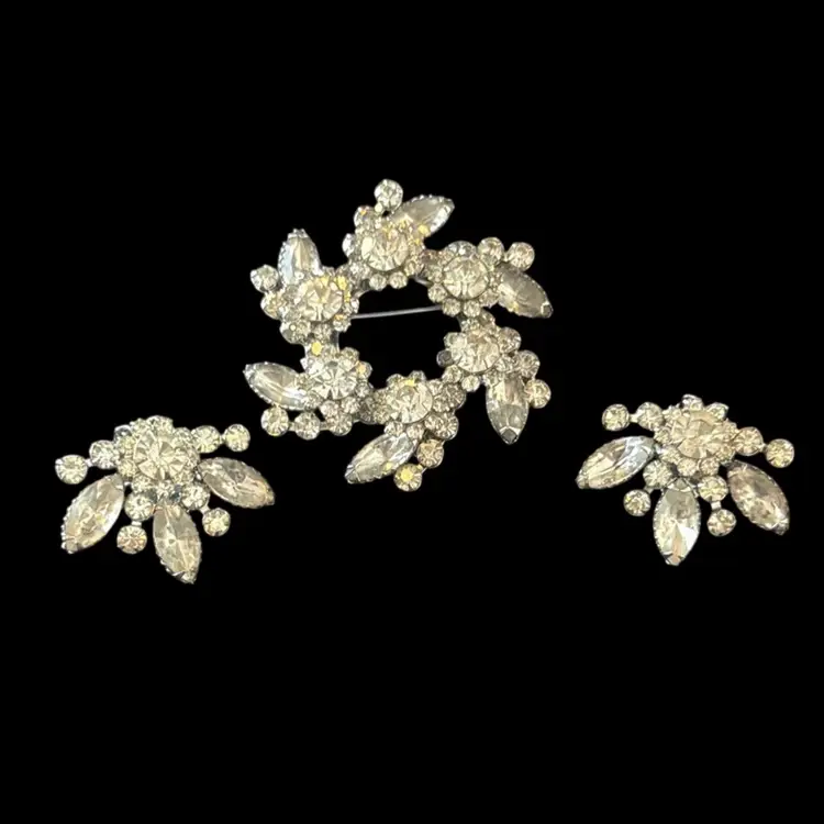 FREE SHIPPING in U.S. only! Vintage JUDY LEE set. Silver Tone Brooch and Matching Clip Earrings. Collectors Item. SIGNED.