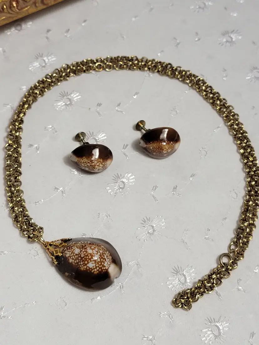 Vintage Cowrie necklace and screwback earrings
