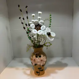 Vintage daisy vase with matching flowers and beads