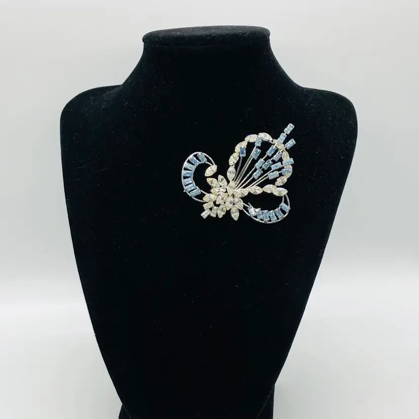 VINTAGE STARCRAFT STERLING SILVER BLUE AND CLEAR RHINESTONE PRONG SET BROOCH PIN 