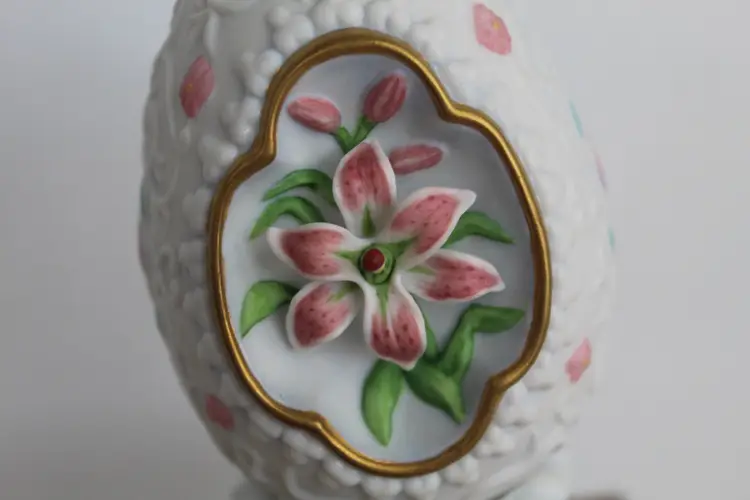 Lenox 1990 Collector Egg with Stand - The Lily Blossom Egg