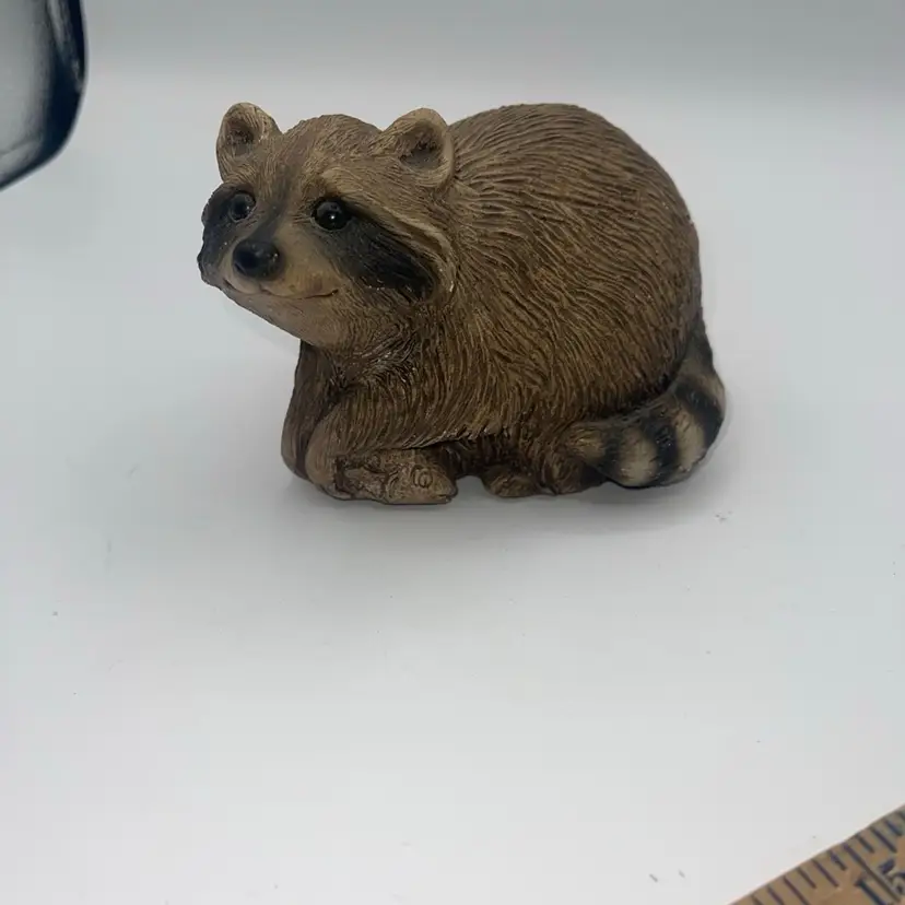 VINTAGE SANDICAST RACCOON FIGURINE COLLECTIBLE SCULPTURE SANDRA BRUE 1981