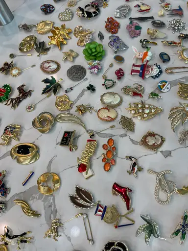 📣$3 SB Brooches~Necklaces~And More~ With Attic On The Beach📣