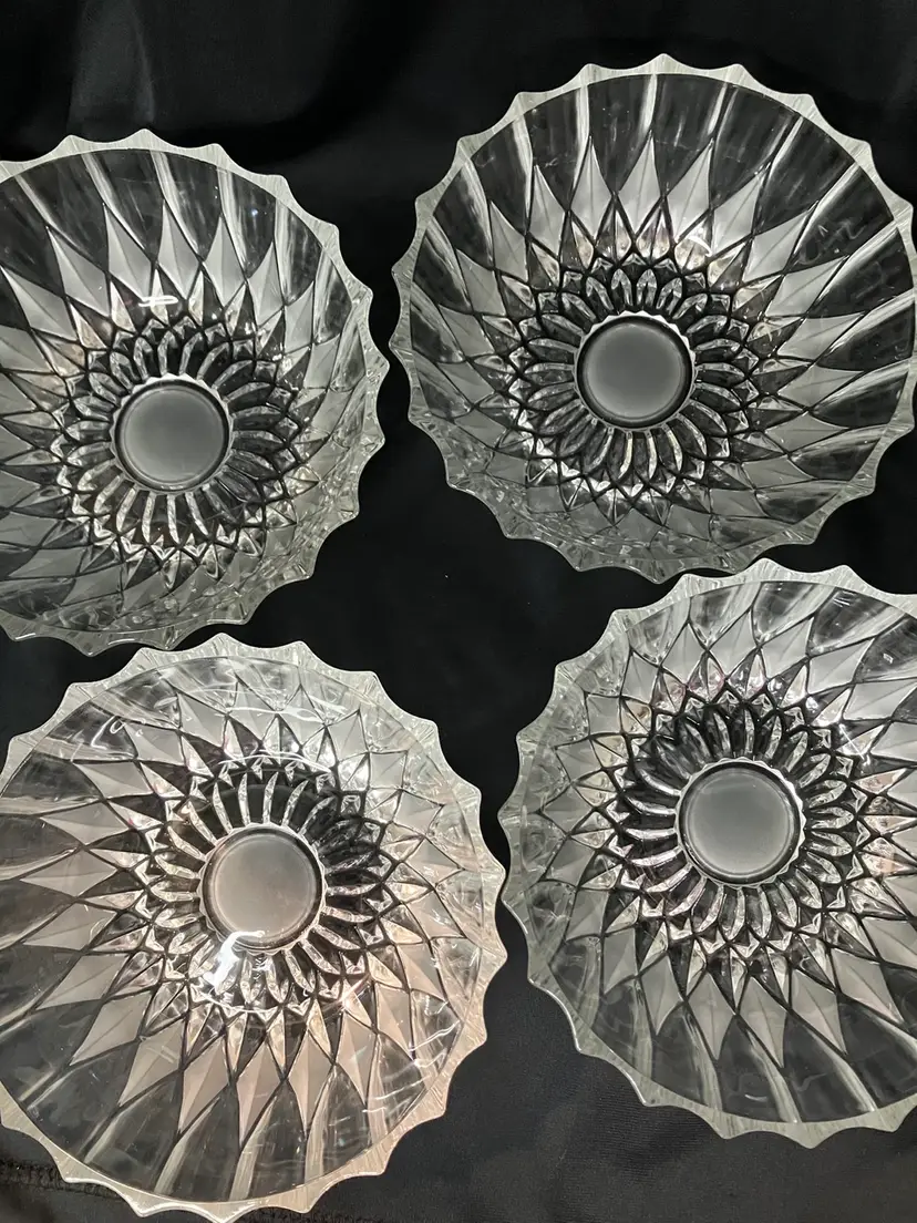 Set of 4 European Classics Crystal serving bowls in original box. Clear/Frosted 