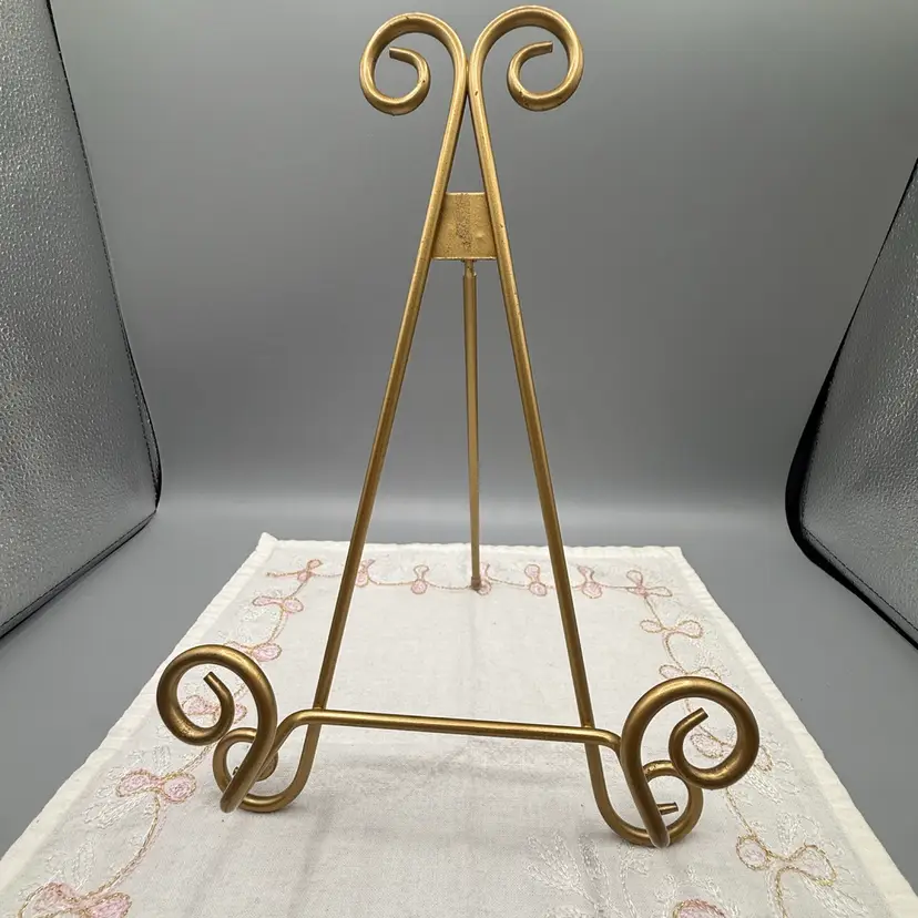 Vintage Gold Metal Scroll Display Easel Tabletop Plate Stand Holder 11” x 7”