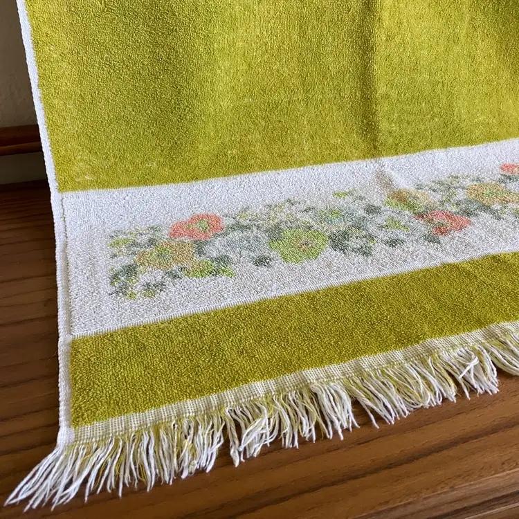 1970s Bath Towel Green Fringed Floral